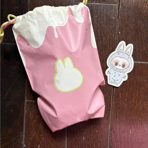 Exciting Macaron LABUBU sea salt coconut - Picture 2 of 5